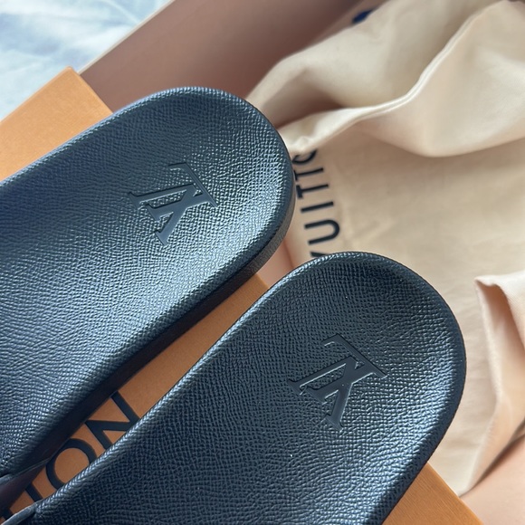 Louis Vuitton men’s holographic slides - Picture 3 of 6